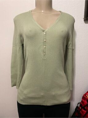 Geoffrey Beene women’s Light Green V-Neck Ribbed Button top size L